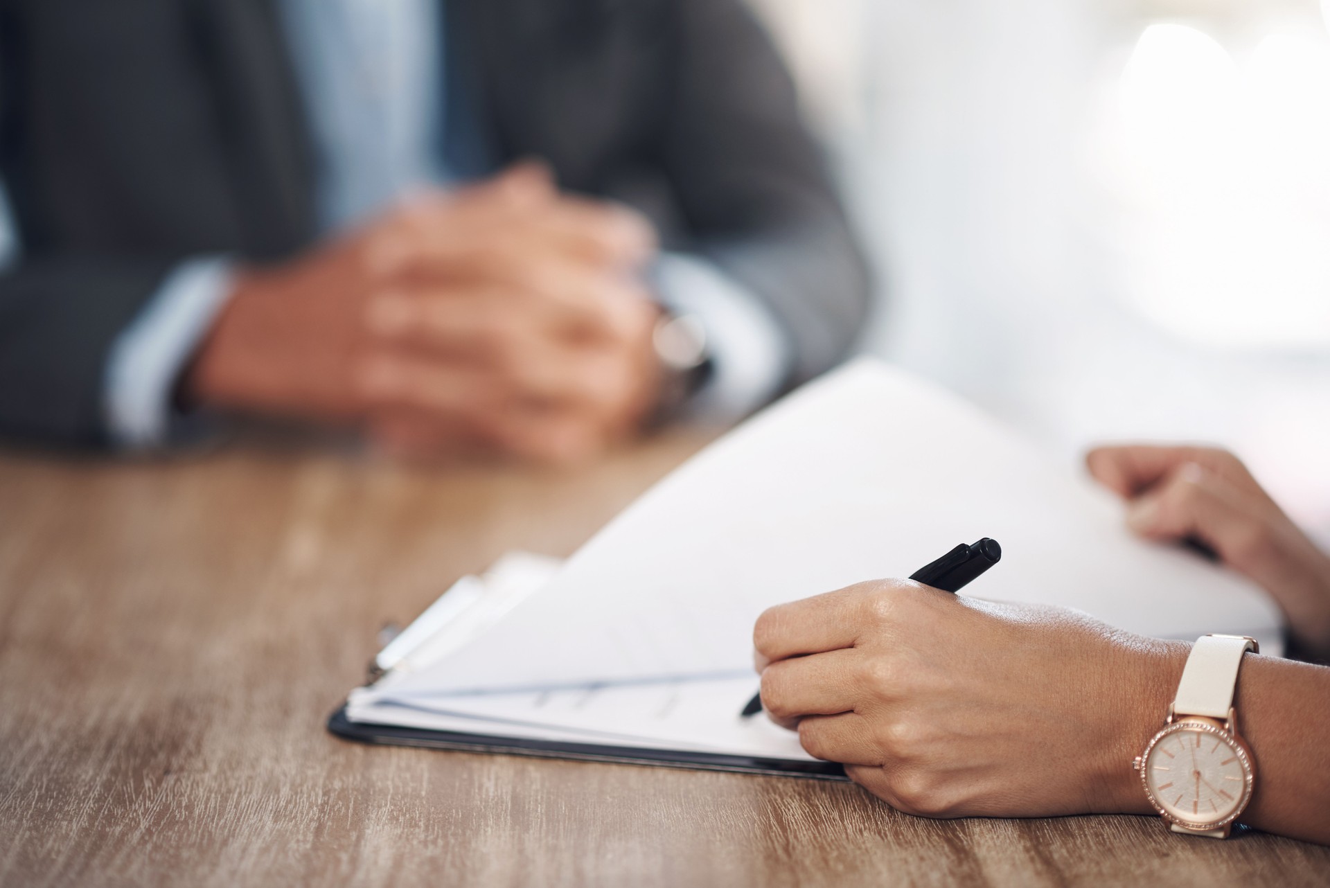Close-up tiro de dois empresários irreconhecíveis passando por papelada em um escritório Close-up tiro de dois empresários irreconhecíveis passando por papelada em um escritório